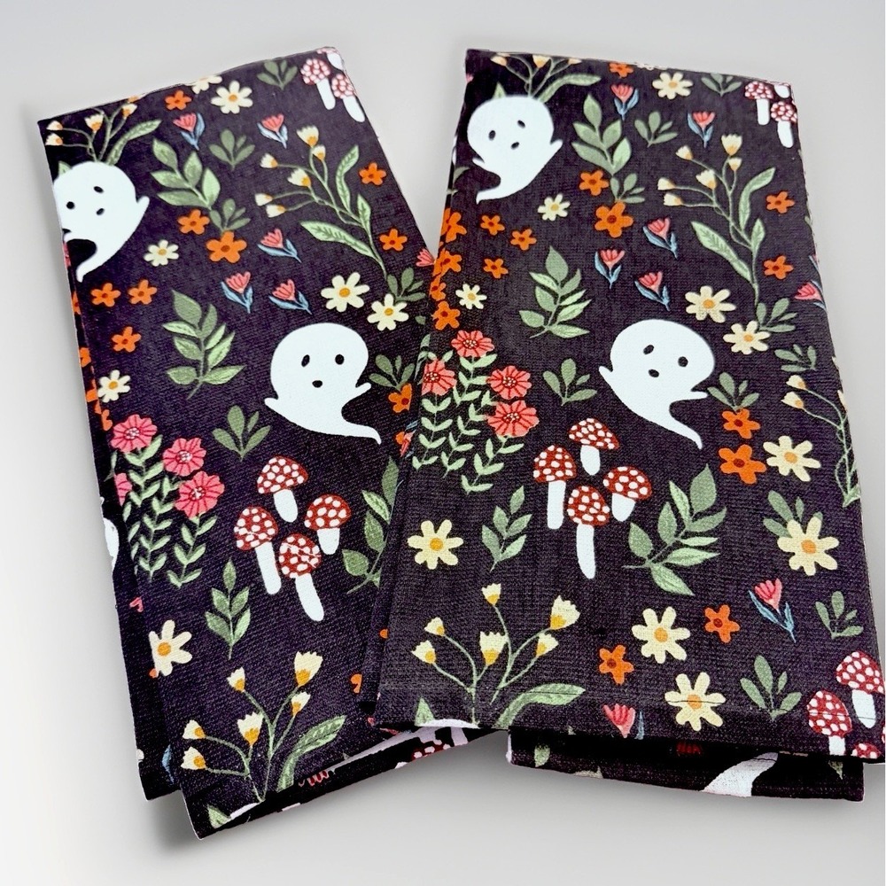 Halloween Tea Towels Set 2 Glow in the Dark NOS Rare Spooky Party Decor NOS NEW